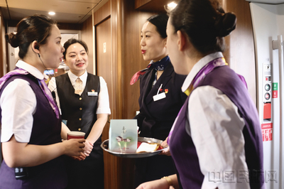 空鐵聯(lián)動，溫情互通 東航空姐與上海“高姐”攜手打磨“真情服務(wù)”新標桿